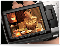 A large 2.5-inch TFT LCD monitor is built into the Xacti CG6��s compact body.