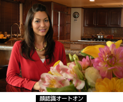顔�{��オートオン
�u顔�{��オート�vを�]�wすれば�B��eに��があっても�Hの顔をカメラが�۰ʪ�に�{��してピントを�Xわせ�B顔も�I��もきれいに写せます�C